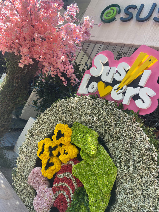 La Marchanta de las Flores x Sushi Roll: ¡flores y sushi en una instalación espectacular!